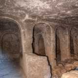 Siamo dentro. La struttura, di circa 45 metri quadri, � composta da due zone distinte frutto di un raddoppio dell�originario luogo di culto. Il primo vano si presenta con due navate asimmetriche...